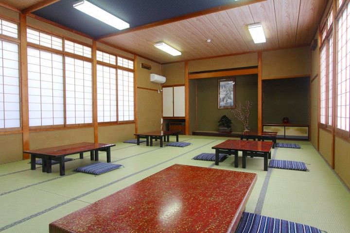 お食事は大広間でご用意いたします。 お食事は大広間でご用意いたします。