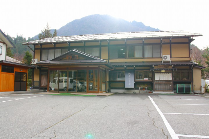 栃尾温泉の東口に佇む湯量豊富な源泉かけ流しの湯宿。 湯けむり上がる奥飛騨の宿