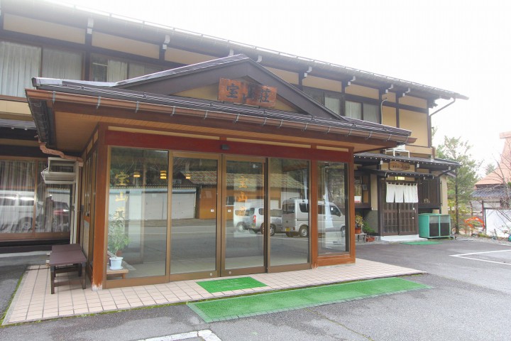 地元で採れた旬鮮な食材を使った郷土料理を美味しくお召し上がりください。 一客一亭、真心込めたおもてなし