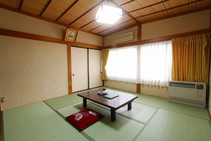お部屋は7畳半~10畳の和室です。 お部屋は7畳半~10畳の和室です。