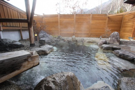 湯量豊富な源泉かけ流しの貸切露天風呂 湯量豊富な源泉かけ流しの貸切露天風呂